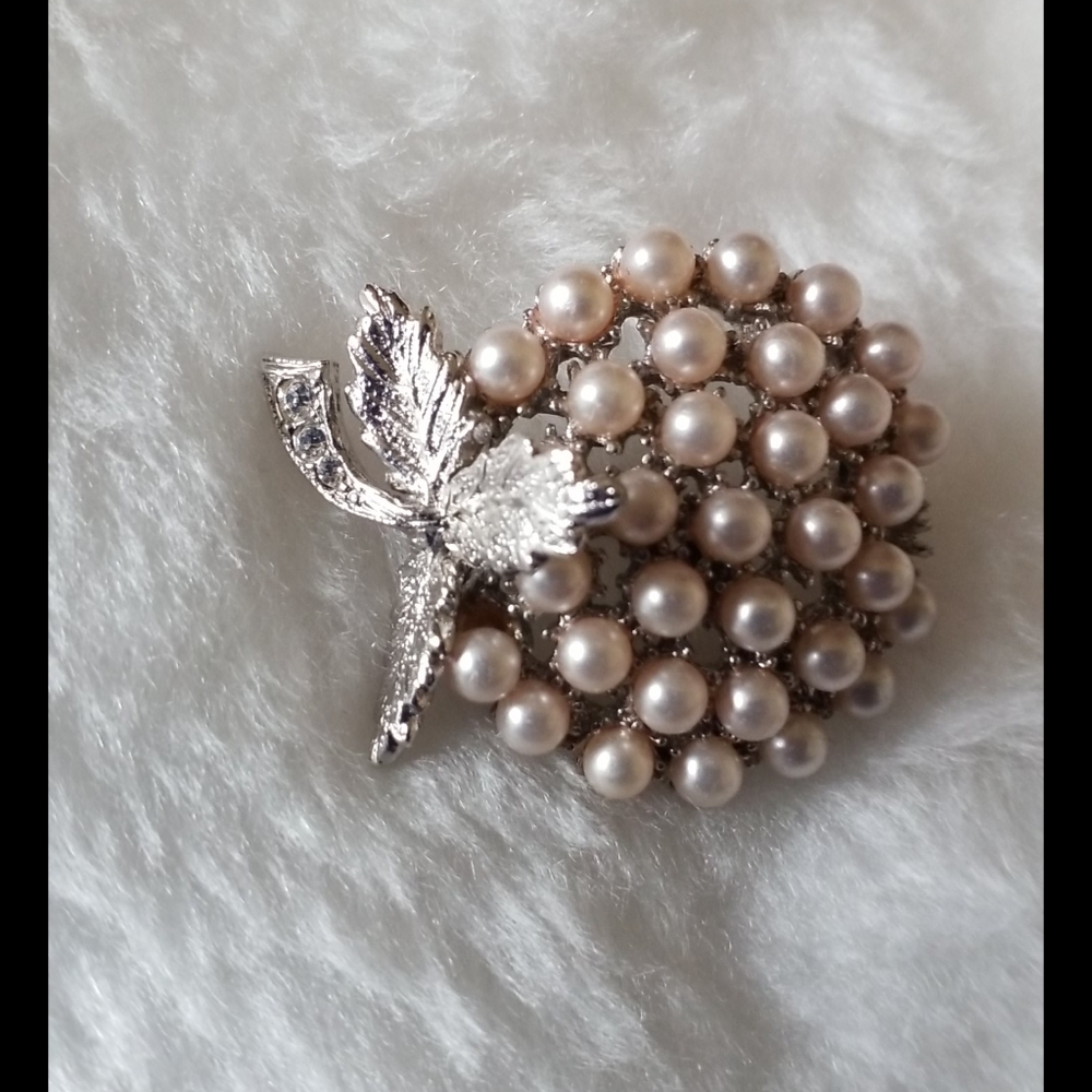 ORA Pearl and Rhinestone Brooch - Picture 5 of 7